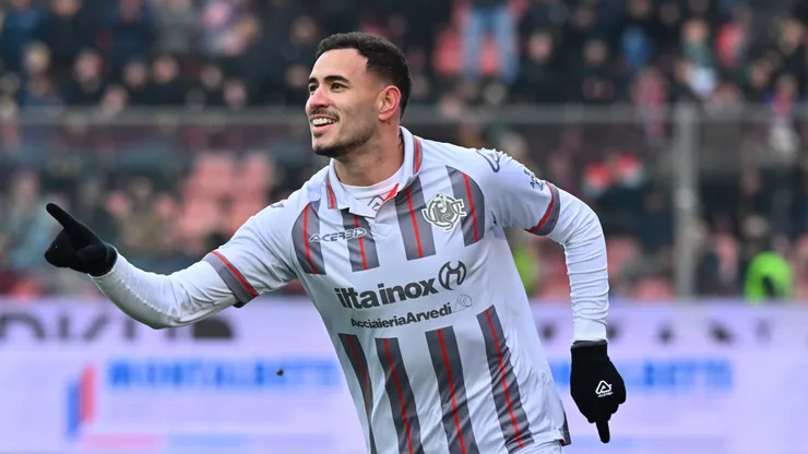 Antonio Sanabria, do US Cremonese, comemora após marcar o segundo gol da equipe durante a partida da Série A entre US Cremonese e US Lecce, no Estádio Giovanni Zini, em 7 de dezembro de 2025, em Cremona, Itália. (Foto de Marco M. Mantovani/Getty Images)