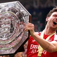 Meia do Arsenal acerta a própria testa com troféu