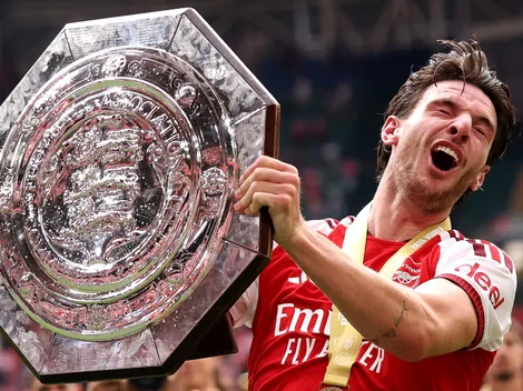Meia do Arsenal acerta a própria testa com troféu