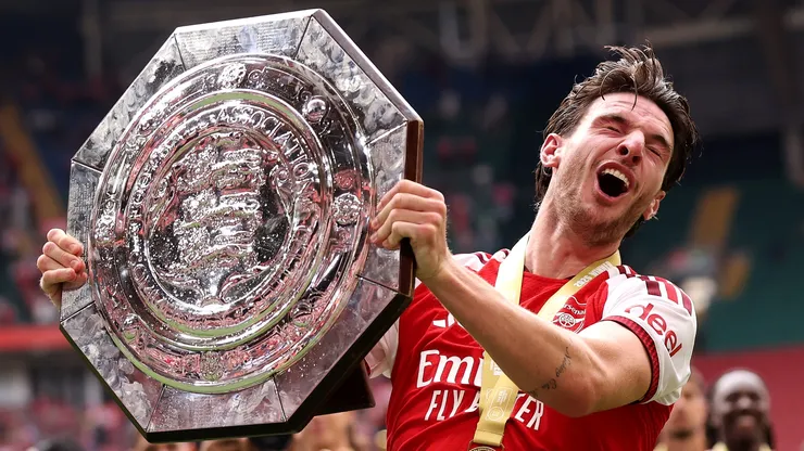Declan Rice, do Arsenal, comemora com o troféu da FA Community Shield após a vitória na partida entre Arsenal e Manchester City, válida pela edição de 2026, no Principality Stadium, em Cardiff, País de Gales, em 16 de agosto de 2026. (Foto de Carl Recine/Getty Images)
