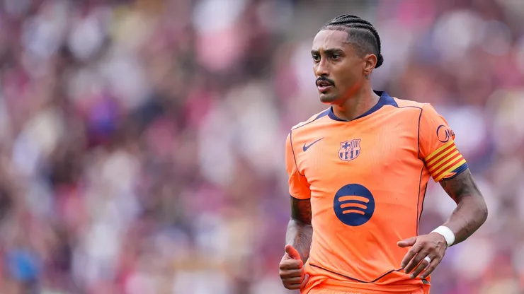 Raphinha, do FC Barcelona, ​​observa durante o amistoso de pré-temporada entre FC Basel e FC Barcelona no St. Jakob-Park, em 16 de agosto de 2026, em Basileia, Suíça. (Foto de Daniela Porcelli/Getty Images)