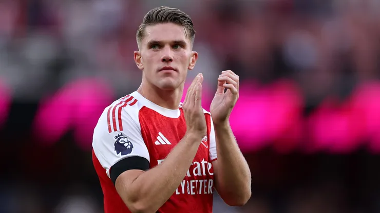 Viktor Gyoekeres of Arsenal applauds the fans after the Premier League match between Arsenal and Leeds United at Emirates Stadium on August 23, 2025 in London, England.