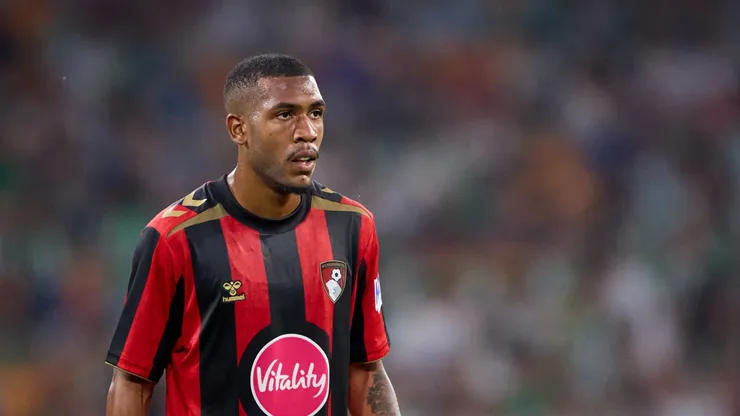 Rayan, do AFC Bournemouth, observa durante o amistoso de pré-temporada entre Real Betis Balompié e AFC Bournemouth no Estádio La Cartuja, em 8 de agosto de 2026, em Sevilha, Espanha. (Foto de Fran Santiago/Getty Images)