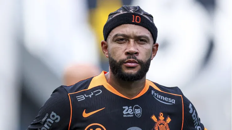 Memphis Depay renovou com o Corinthians.