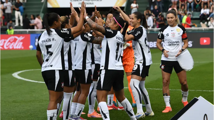 Jogadoras do Corinthians se cumprimentam antes da partida final entre Corinthians e Deportivo Cali. (Photo by Federico Peretti/Getty Images)