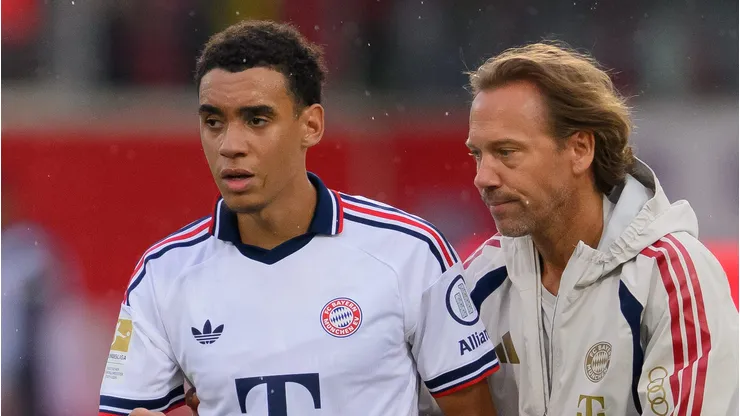Jamal Musiala, do Bayern, deixa o gramado após cair em campo durante o amistoso de pré-temporada contra o Heidenheim. (Photo by Christian Kaspar-Bartke/Getty Images)