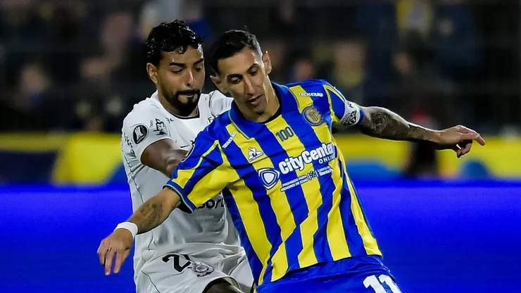 Angel Di Maria do Rosario Central compete pela bola com Matheus Bidu do Corinthians durante uma partida de primeira mão das oitavas de final da CONMEBOL Copa Libertadores 2026 entre Rosario Central e Corinthians no Estadio Gigante de Arroyito em 13 de agosto de 2026 em Rosário, Argentina. (Foto de Marcelo Endelli/Getty Images)