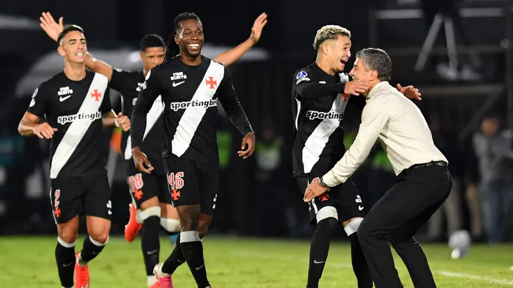 Adson Ferreira comemora com o técnico do Vasco, Pedro Emanuel, e companheiros de equipe após marcar o terceiro gol de sua equipe na Copa Sudamericana. (Photo by Christian Alvarenga/Getty Images)