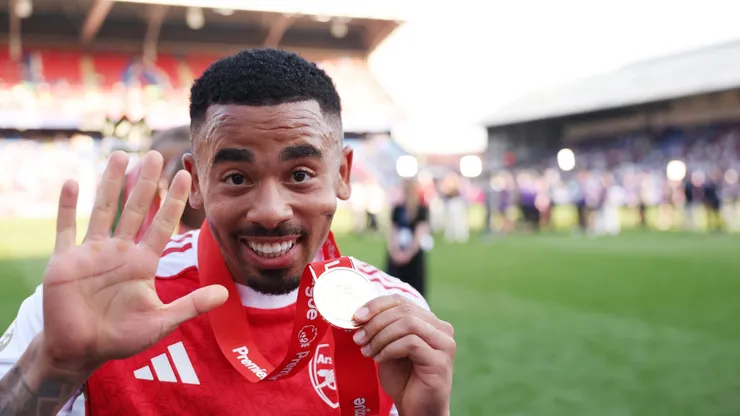 Gabriel Jesus comemorando o título da Arsenal na Premier League 2025/26 - (Michael Regan/Getty Images For Premier League)