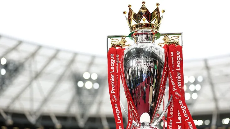 Troféu da Premier League é exibido dentro do estádio antes da partida da Premier League entre West Ham United e Arsenal. (Photo by Justin Setterfield/Getty Images)