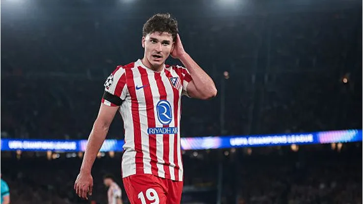 Julian Álvarez durante a partida de ida das quartas de final da Liga dos Campeões entre Barcelona e Atlético de Madrid. (Photo by Eric Alonso/Getty Images)