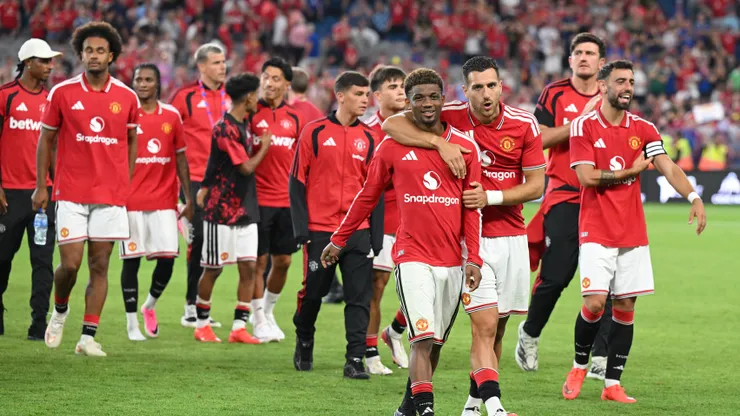 Diogo Dalot e Amad Diallo após o amistoso de pré-temporada entre Leeds United e Manchester United no Croke Park. (Photo by Charles McQuillan/Getty Images)