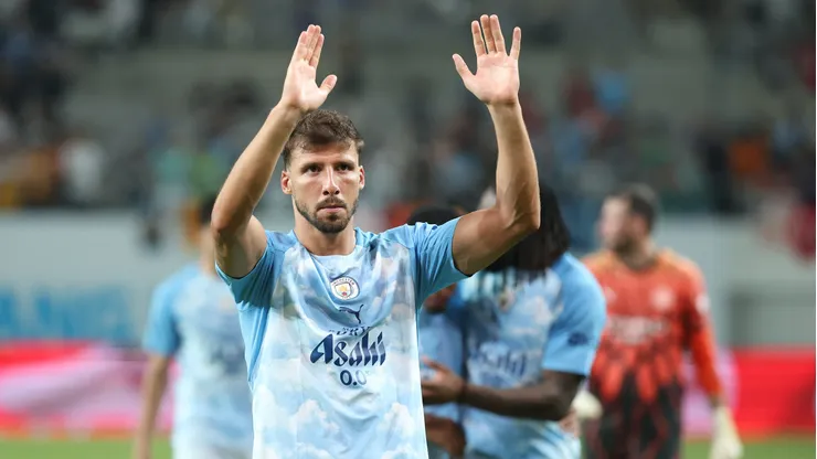 Rúben Dias e jogadores do Manchester City acenam para os torcedores após o amistoso de pré-temporada entre Manchester City e Team K. (Photo by Chung Sung-Jun/Getty Images)