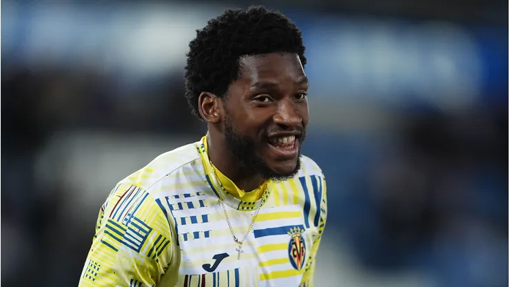 Willy Kambwala do Villarreal observa durante o aquecimento antes da partida LaLiga EA Sports entre Deportivo Alaves e Villarreal CF. (Photo by Juan Manuel Serrano Arce/Getty Images)