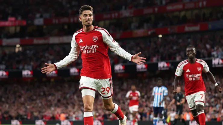 Kai Havertz, do Arsenal, comemora após marcar o gol que deixou o placar em 1 a 0 durante a partida da Premier League 202627. (Photo by Julian Finney/Getty Images)