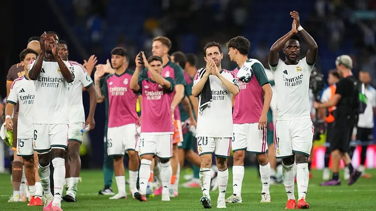 Vinicius Junior e Bernardo Silva, do Real Madrid, comemoram após a partida da LaLiga EA Sports 2026/27.(Photo by Alex Caparros/Getty Images)