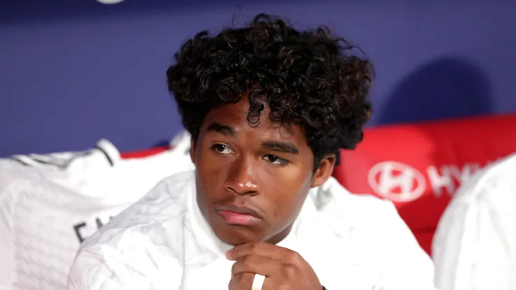 Endrick of Real Madrid looks on from the substitutes bench prior to the LaLiga match between Atletico de Madrid and Real Madrid CF at Estadio Civitas Metropolitano on September 29, 2024 in Madrid, Spain.