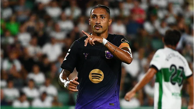 Raphinha comemora o primeiro gol de sua equipe durante a partida da LaLiga entre Elche e Barcelona. (Photo by Francisco Macia/Getty Images)