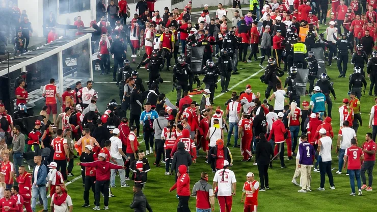 O clássico era considerado de alto risco e cerca de 1.400 policiais foram mobilizados para acompanhar os aproximadamente 23,5 mil torcedores presentes no estádio. Foto: Gerada com auxilio de IA a partir de videos das redes sociais.