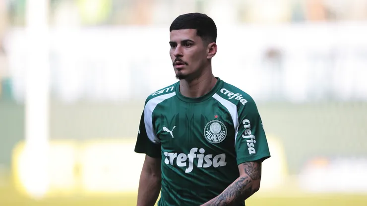 Rômulo jogador do Palmeiras durante aquecimento antes da partida contra o São Paulo no estádio Arena Allianz Parque pelo campeonato Brasileiro A 2024. Foto: Ettore Chiereguini/AGIF