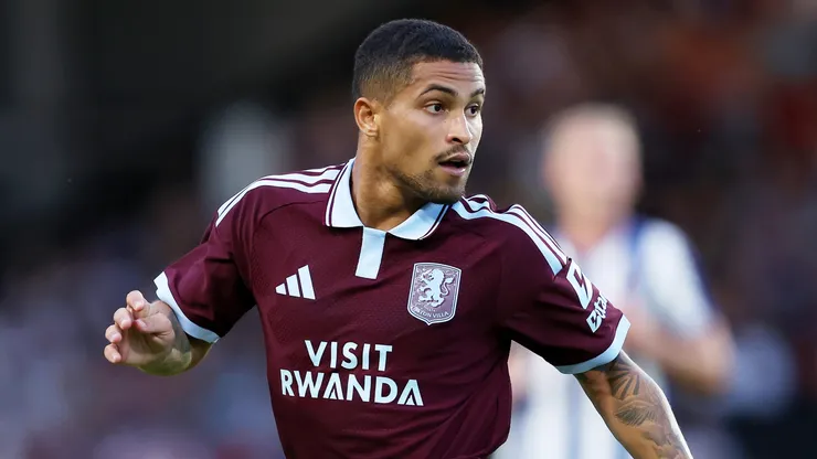 João Gomes, do Aston Villa, durante o amistoso de pré-temporada entre Aston Villa e Real Sociedad no Pallet-Track Bescot Stadium, em 28 de julho de 2026, em Walsall, Inglaterra. (Foto de Matt McNulty/Getty Images)
