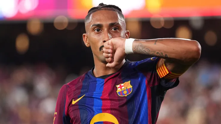 Raphinha comemora pelo Barcelona. (Foto: Alex Caparros/Getty Images)