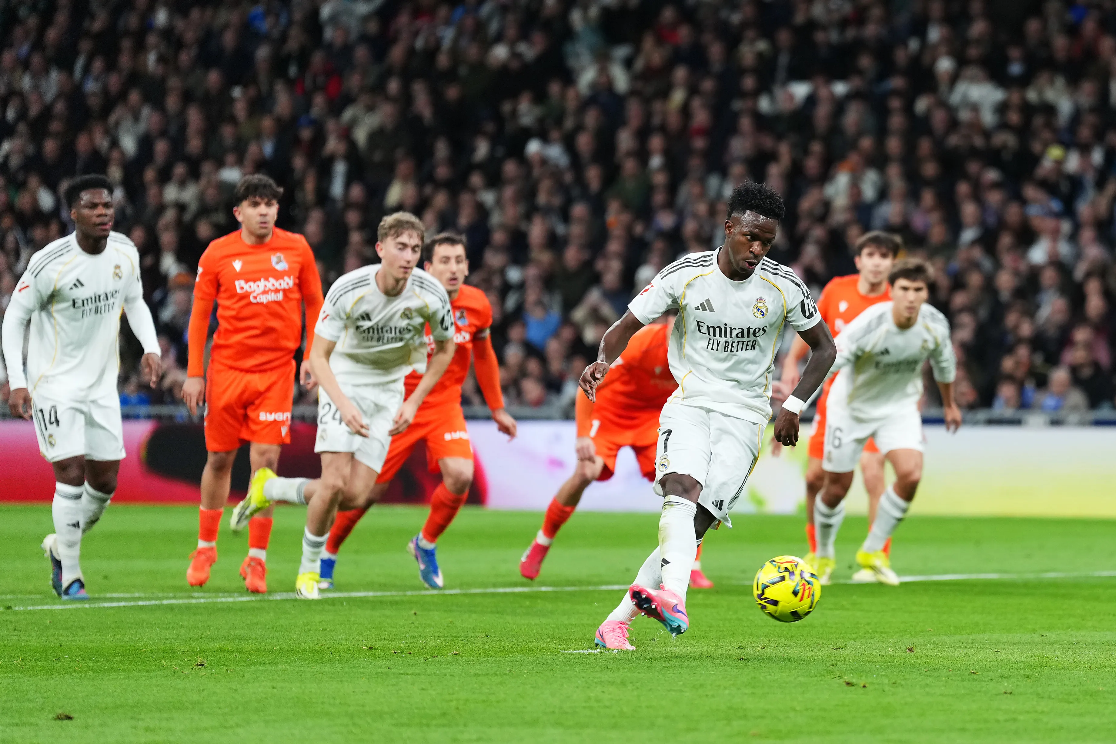 Vinicius Junior, do Real Madrid, marca o segundo gol de sua equipe de pênalti durante a partida da LaLiga EA Sports entre Real Madrid CF e Real Sociedad no Estádio Santiago Bernabéu, em 14 de fevereiro de 2026, em Madri, Espanha. (Foto de Angel Martinez/Getty Images)
