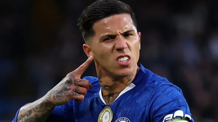 Enzo Fernandez, do Chelsea, comemora o primeiro gol de sua equipe durante a partida da Premier League entre Chelsea e Tottenham Hotspur, no Stamford Bridge, em 19 de maio de 2026, em Londres, Inglaterra. (Foto de Justin Setterfield/Getty Images)