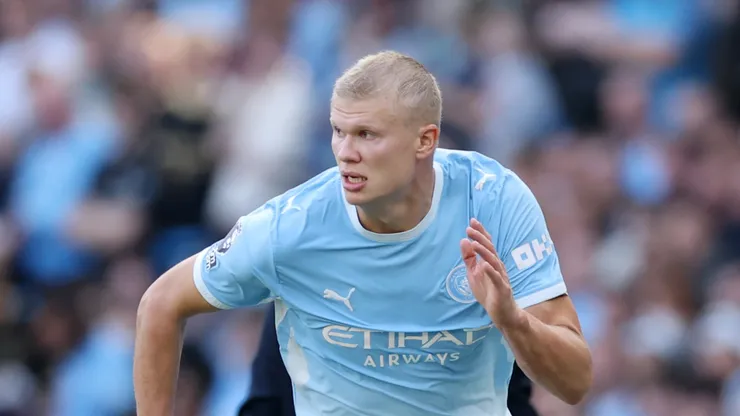 Erling Haaland, do Manchester City, corre com a bola durante a partida da Premier League 2026/27 entre Manchester City e AFC Bournemouth, no Etihad Stadium, em 23 de agosto de 2026, em Manchester, Inglaterra. (Foto de Michael Steele/Getty Images)