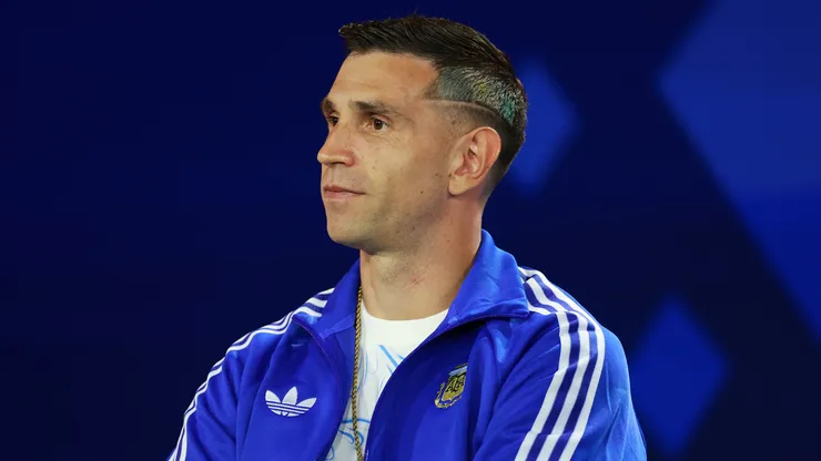 Dibu Martínez pela Argentina. (Foto: Elsa/Getty Images)