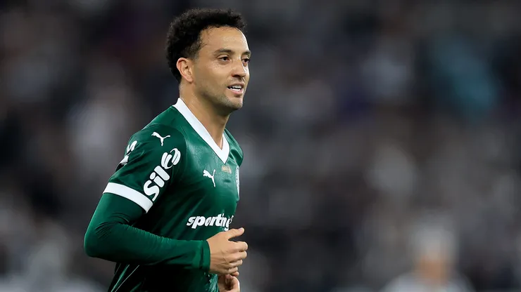 Felipe Anderson of Palmeiras celebrates after scoring the team's first goal during the match between Botafogo and Palmeiras as part of Brasileirao 2025 at Estadio Olímpico Nilton Santos on August 17, 2025 in Rio de Janeiro, Brazil.