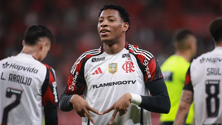 Gonzalo Plata jogador do Flamengo comemora seu gol durante partida contra o Internacional no estádio Beira-Rio pelo campeonato Brasileiro A 2025. Foto: Maxi Franzoi/AGIF