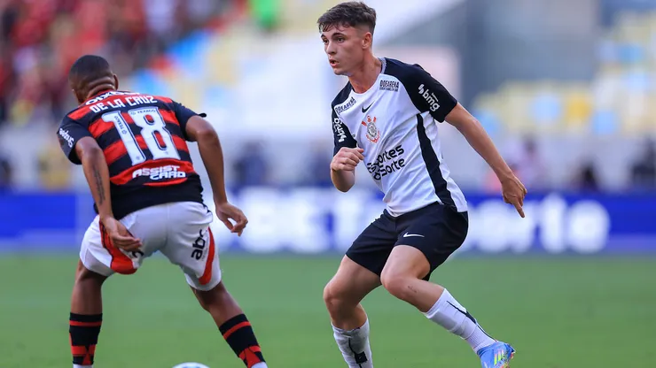 Breno Bidon of Corinthians competes for the ball with Nicolás de la Cruz of Flamengo during the match between Flamengo and Corinthians as part of Brasileirao 2025 at Maracana Stadium on April 27, 2025 in Rio de Janeiro, Brazil.