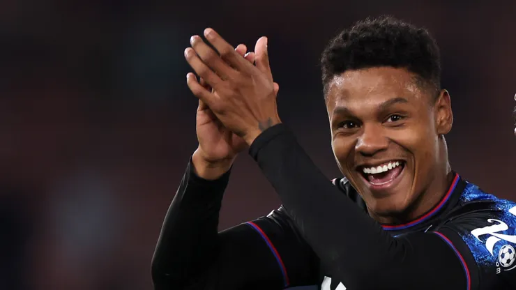 Matheus Franca, do Crystal Palace, aplaude os torcedores ao lado do companheiro de equipe Jean-Philippe Mateta após a partida da Premier League entre Southampton FC e Crystal Palace FC no Estádio St. Mary's em 2 de abril de 2025 em Southampton, Inglaterra. (Foto de Alex Pantling/Getty Images)