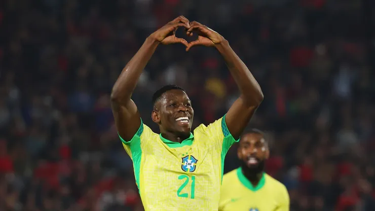Luiz Henrique, do Brasil, comemora após marcar o segundo gol da equipe durante a partida das Eliminatórias Sul-Americanas da Copa do Mundo da FIFA 2026 entre Chile e Brasil, no Estádio Nacional do Chile, em 10 de outubro de 2024, em Santiago, Chile. (Foto de Marcelo Hernandez/Getty Images)