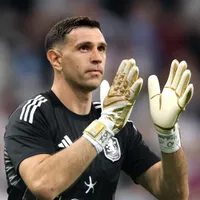Dibu Martínez dá sinal verde para fechar com Chelsea