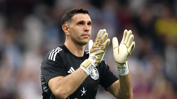Emiliano Martinez, do Aston Villa, aplaude os torcedores durante o aquecimento antes da final da Liga Europa da UEFA de 2026 entre SC Freiburg e Aston Villa FC no Besiktas Park, em 20 de maio de 2026, em Istambul, Turquia. (Foto de Alex Grimm/Getty Images)