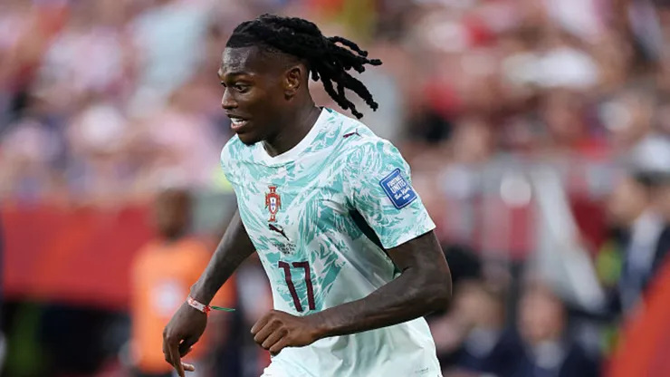 Rafael Leão avança com Galatasaray. Dan Mullan/Getty Images