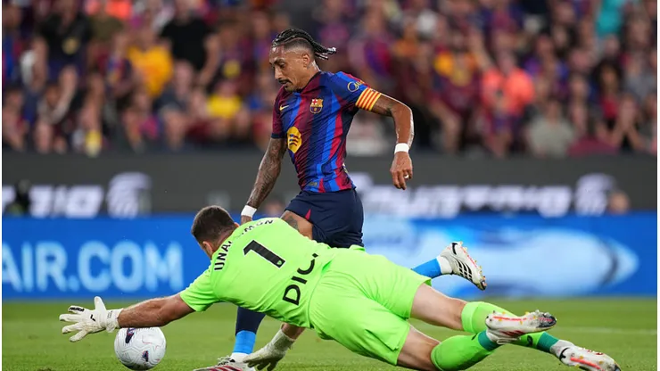 Raphinha marca mais um gol pelo Barcelona. Alex Caparros/Getty Images.