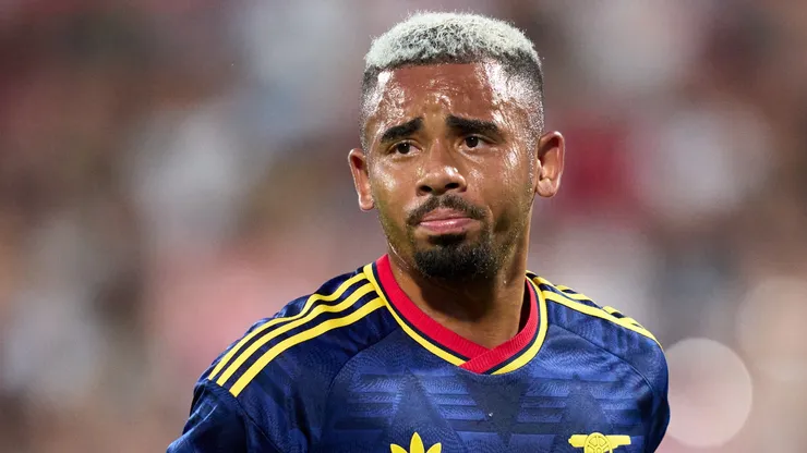 Gabriel Jesus, do Arsenal FC, observa durante o amistoso de pré-temporada entre Girona FC e Arsenal FC no Estádio Montilivi, em 1 de agosto de 2026, em Girona, Espanha. (Foto de Alex Caparros/Getty Images)