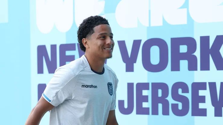 Anthony Valencia, camisa 8 do Equador, chega antes da partida do Grupo E da Copa do Mundo da FIFA 2026 entre Equador e Alemanha no Estádio de Nova York e Nova Jersey, em 25 de junho de 2026, em East Rutherford, Nova Jersey. (Foto de Alexander Hassenstein/Getty Images)