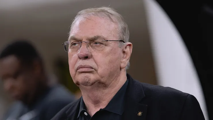 Osmar Stabile promete quitar atrasados ao time feminino do Corinthians.