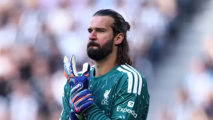 Alisson foi bem no jogo, mas cometeu um pênalti.