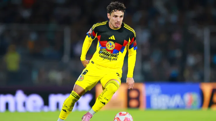 Raphael Veiga of America controls the ball during the 12th round match between Pumas UNAM and America as part of the Torneo Clausura 2026 Liga MX at Estadio Olimpico Universitario on March 21, 2026 in Mexico City, Mexico.