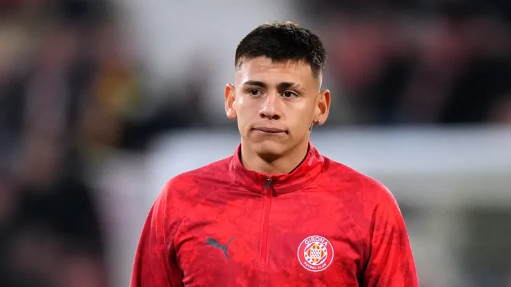 Claudio Echeverri, do Girona FC, aquece antes da partida da LaLiga EA Sports entre Girona FC e Getafe CF no Estádio Montilivi, em 26 de janeiro de 2026, em Girona, Espanha. (Foto de Alex Caparros/Getty Images)