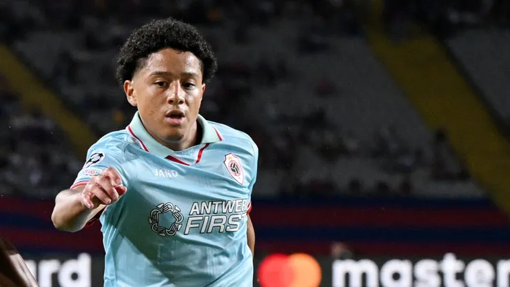 Anthony Valencia, do Royal Antwerp, disputando a bola durante a partida do Grupo H da Liga dos Campeões da UEFA entre FC Barcelona e Royal Antwerp, no Estádio Olímpico Lluís Companys, em 19 de setembro de 2023, em Barcelona, Espanha. (Foto de David Ramos/Getty Images)