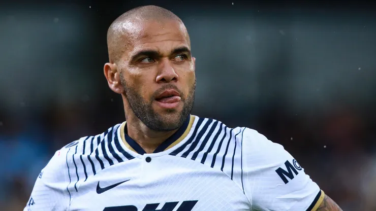 Dani Alves do Pumas gesticula durante a partida da 8ª rodada entre Pumas UNAM e América como parte do Torneo Apertura 2022 Liga MX no Estádio Olímpico Universitário em 13 de agosto de 2022 na Cidade do México, México. (Foto de Manuel Velásquez/Getty Images)