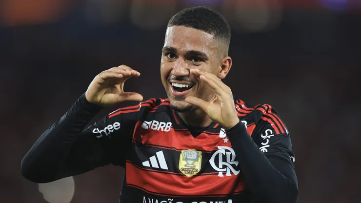 Samuel Lino of Flamengo celebrates after scoring the team's fifth goal during the Brasileirao 2025 match between Flamengo and Vitoria at Maracana Stadium on August 25, 2025 in Rio de Janeiro, Brazil.