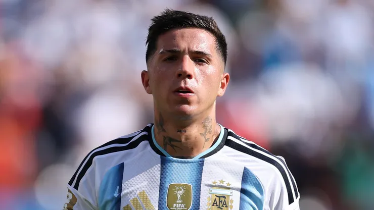 Enzo Fernández pela Argentina. (Foto: Justin Setterfield/Getty Images)
