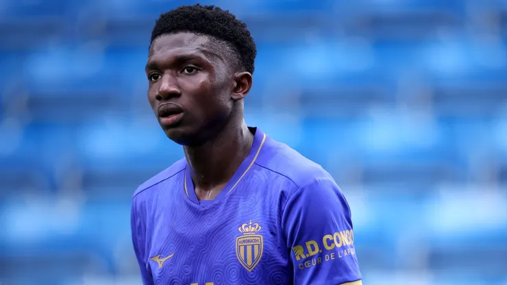 Lamine Camara, do AS Monaco, observa durante o amistoso de pré-temporada entre Nottingham Forest e AS Monaco no SMH Group Stadium, em 19 de julho de 2025, em Chesterfield, Inglaterra. (Foto de Ed Sykes/Getty Images)